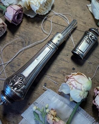 Antico porta aghi neoclassico in argento