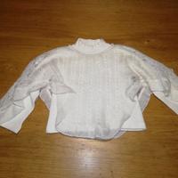 Maglia bianca con poncho