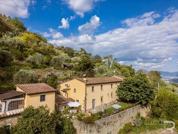 Affascinante rustico con vista sulla valle