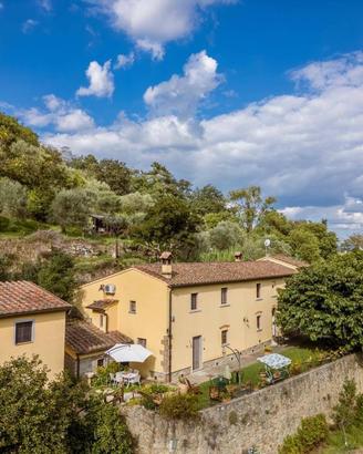 Affascinante rustico con vista sulla valle