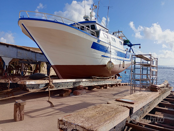 Peschereccio e licenza a strascico