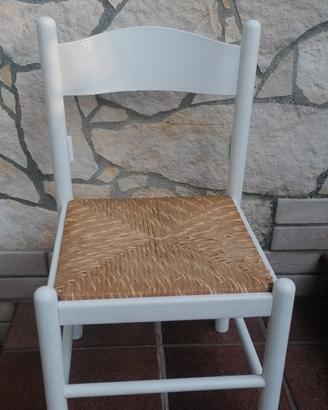 Sedia bianca bimbo/a in legno con seduta in vimini