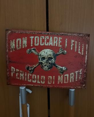 Insegna in ferro teschio