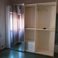 armadio con ante scortevoli