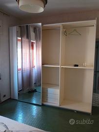 armadio con ante scortevoli