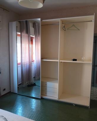 armadio con ante scortevoli