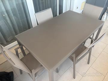 Tavolo da giardino con sedie