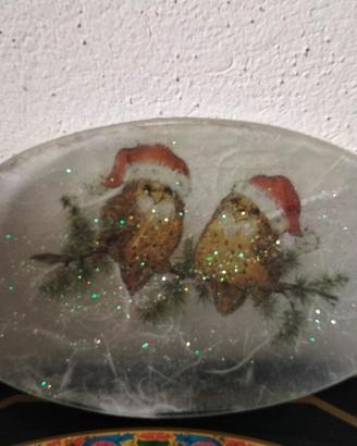 Piattino ovale con decorazioni. 