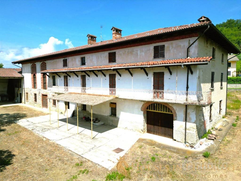 Rustico / Casale di 760 m² con più di 5 locali e b - Altro