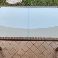 Tavolo da esterno finto vimini con ripiano vetro