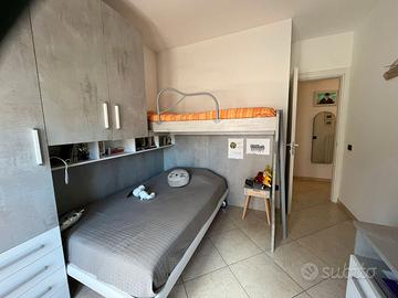 Cameretta ponte con letto soppalcato e scrivania