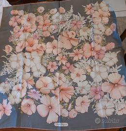 Foulard vintage in seta di Salvatore Ferragamo