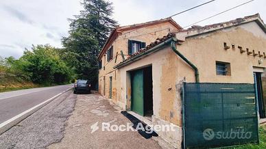 TIPICO CASALE IN PIETRA CON GIARDINO