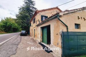 TIPICO CASALE IN PIETRA CON GIARDINO