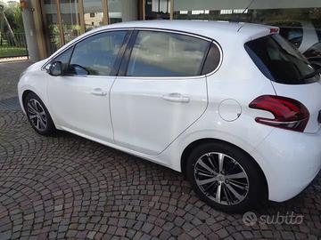 Peugeot 208 Blue 1.5HDi 5 porte" Versione Allure 