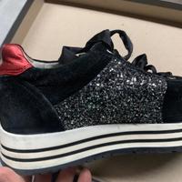 Scarpe sneakers nere glitterate con cuore rosso