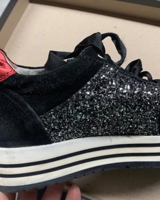 Scarpe sneakers nere glitterate con cuore rosso