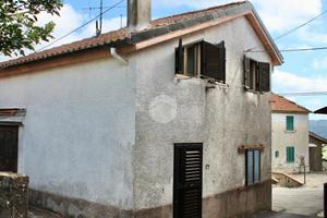 CASA SEMINDIPENDENTE A VERNIO