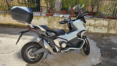 Honda X-ADV 750 con Adventure Pack.  10.195 km