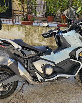 Honda X-ADV 750 con Adventure Pack.  10.195 km