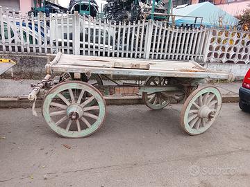 Antico carro agricolo a 4 ruote in legno