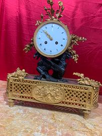 Antico orologio da tavolo francese in bronzo