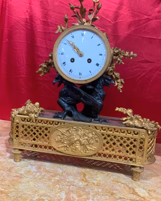 Antico orologio da tavolo francese in bronzo