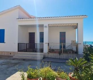 Triscina villa con giardino oltre veranda v. mare