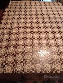 Tovaglia ricamata a mano