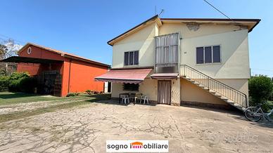 Casa singola con magazzino agricolo e giardino