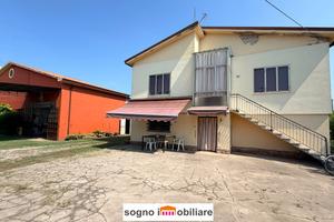 Casa singola con magazzino agricolo e giardino