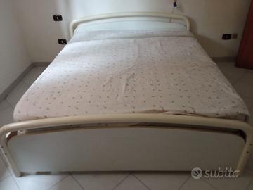 Letto matrimoniale con testiera