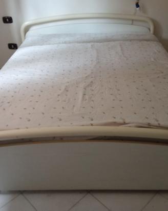 Letto matrimoniale con testiera