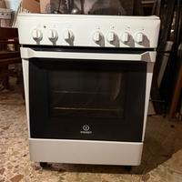 Cucina con 4 fornelli e forni INDESIT