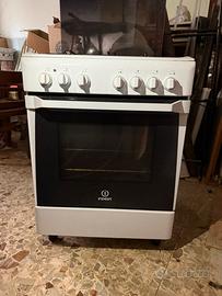 Cucina con 4 fornelli e forni INDESIT