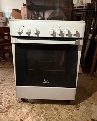 Cucina con 4 fornelli e forni INDESIT