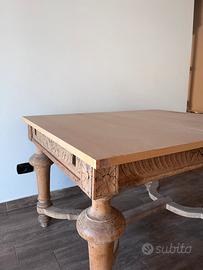 Tavolo allungabile in legno con intagli decorativi