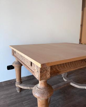 Tavolo allungabile in legno con intagli decorativi
