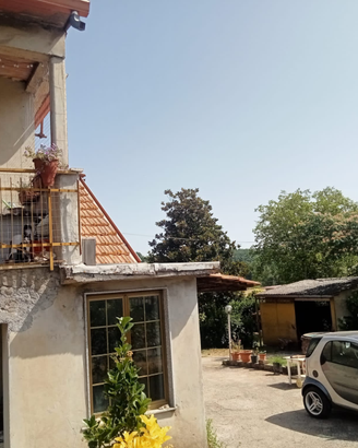 Soluzione bifamiliare con 5000mq di giardino e 150