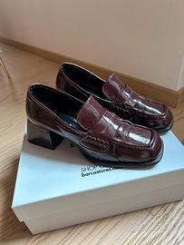 Mocassini col tacco in pelle verniciata