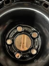 Cerchi in ferro con pneumatici