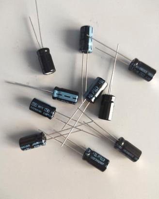 8x Condensatore Elettrolitico 470uF 10V THT 105°C