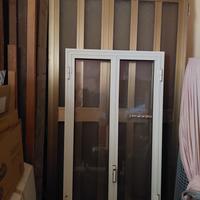 Finestra in alluminio di colore bianco a due ante