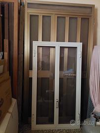 Finestra in alluminio di colore bianco a due ante