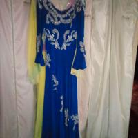 Abito lungo blu cobalto.