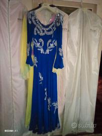 Abito lungo blu cobalto.