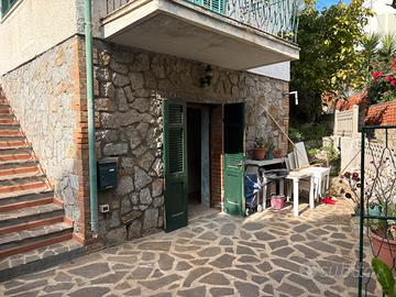 Villa singola con giardino e vista mare giglio