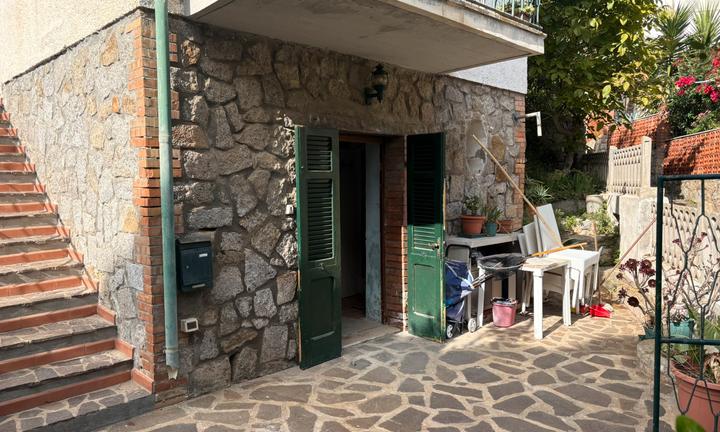 Villa singola con giardino e vista mare giglio