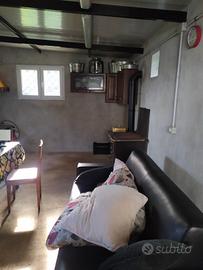 Locale con acqua e luce