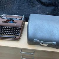Macchina da scrivere vintage Olympia SM4 “S” di co
